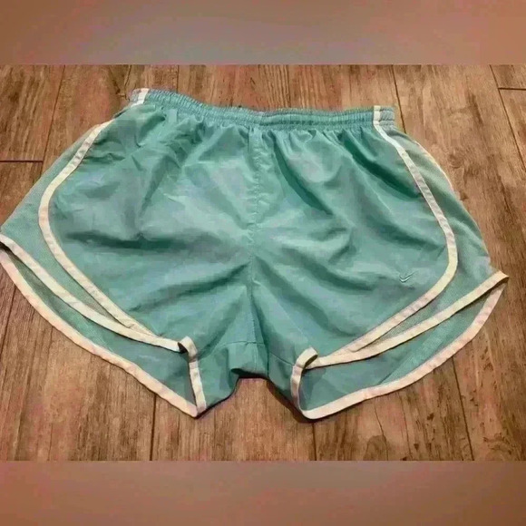 Nike Dri-Fit woman’s shorts size medium - Picture 8 of 11